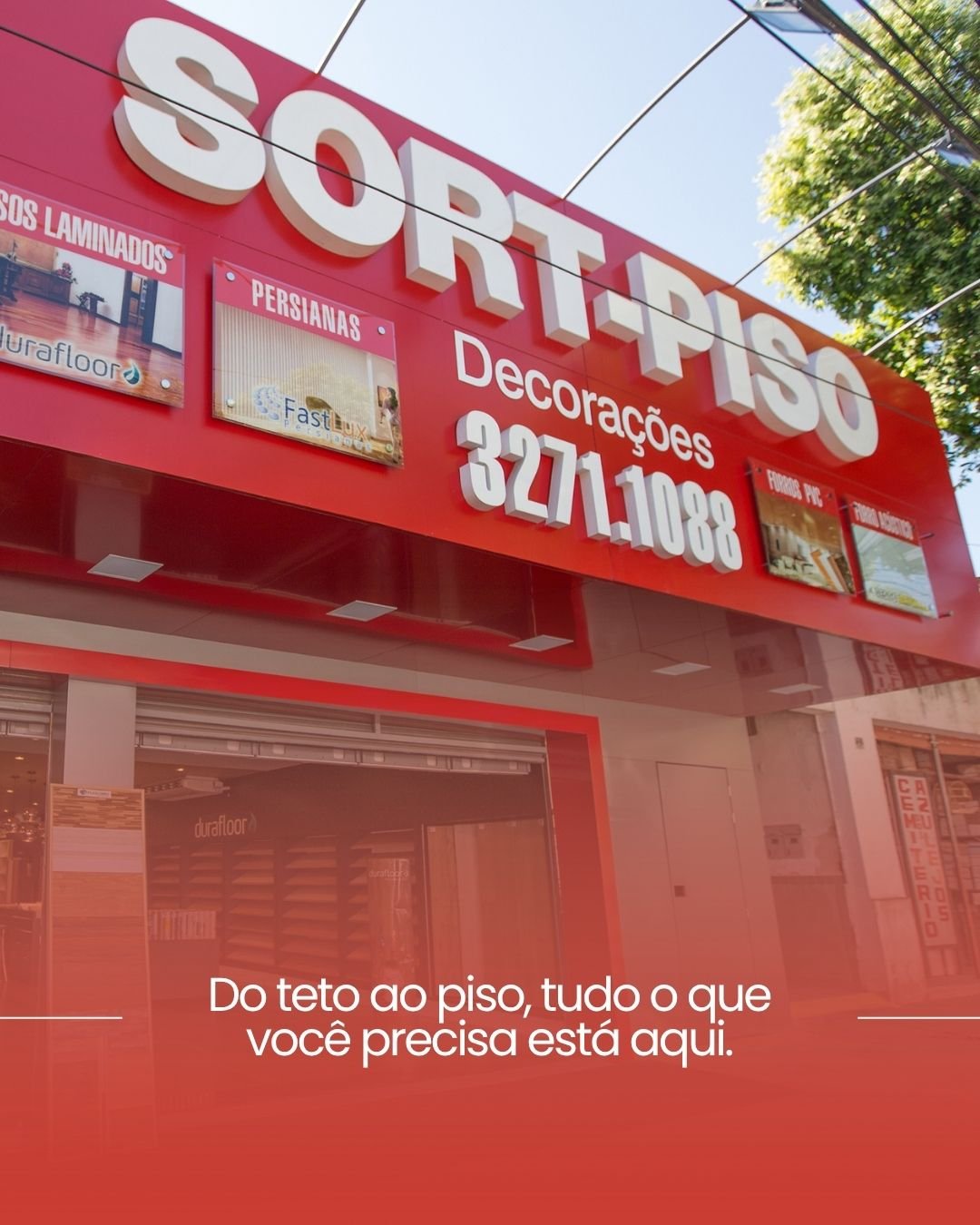 Fachada vermelha da loja SORT-PISO, com o letreiro da marca